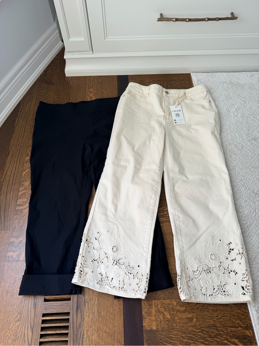CHARLIE B Capris LOT X 2 Women’s Size 10 BRAND Black Cream NEW